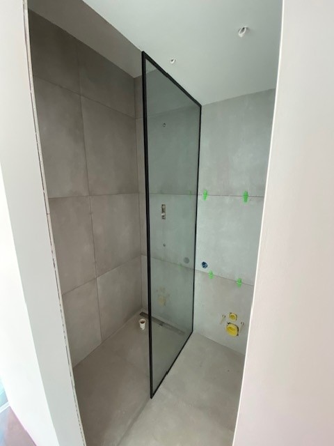 Shower screen with full black frame